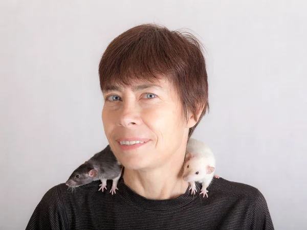 Woman with domestic rats on her shoulders — 스톡 사진