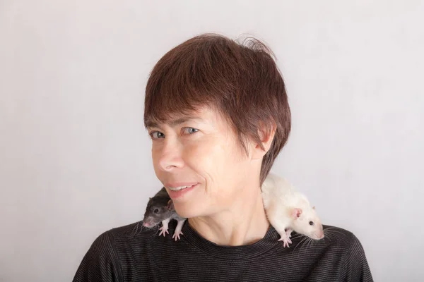 Frau mit Hausratten — Stockfoto