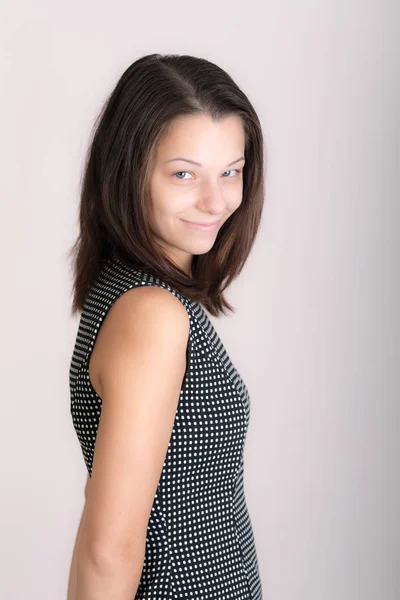 Studio porträtt av en leende flicka — Stockfoto