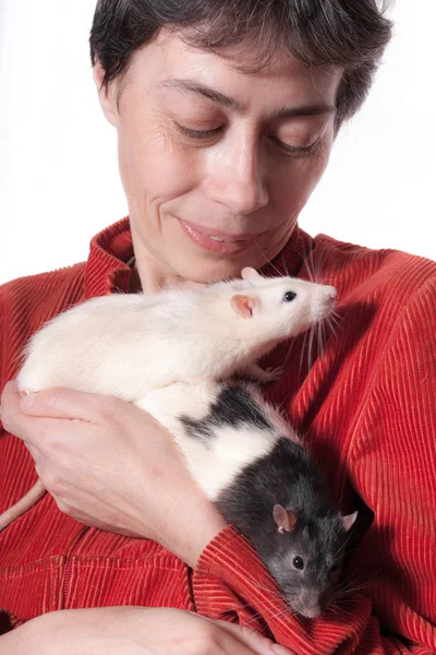 Mulher com dois ratos domésticos — Fotografia de Stock