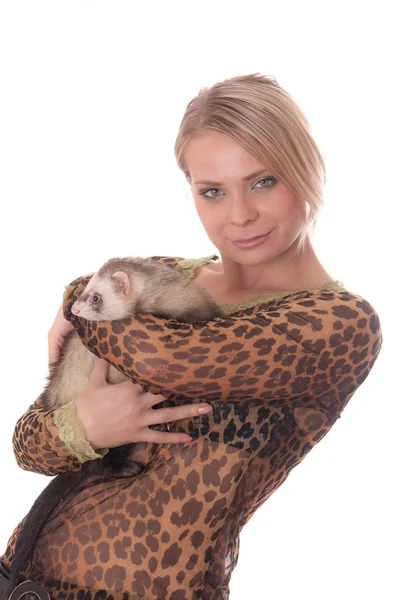 Portret van een meisje met een binnenlandse polecat — Stockfoto