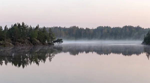 Lac forestier avec brouillard — Photo