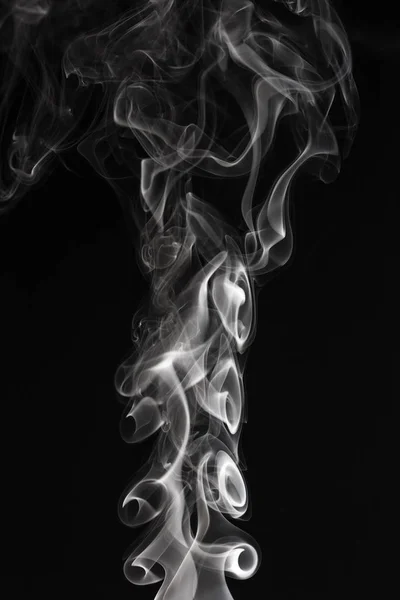 Formes de fumée sur fond noir — Photo