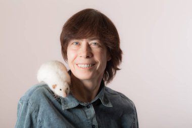 Beyaz bir evcil faresi olan kadın.