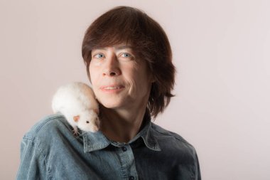 Beyaz fareli bir kadın