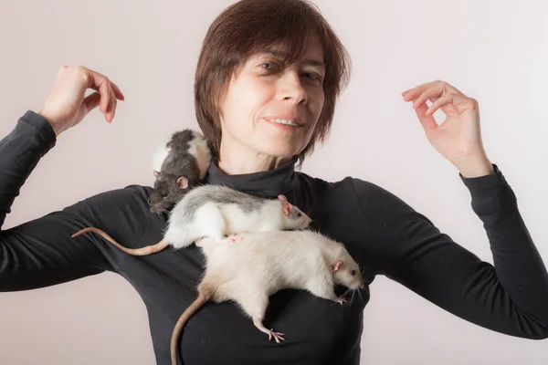 Woman with rats — Stock Photo, Image