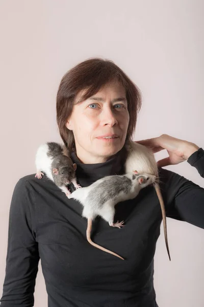 Portrait of a woman with rats — Stock Photo, Image