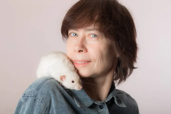 Nő egy fehér patkány közelkép — Stock Fotó