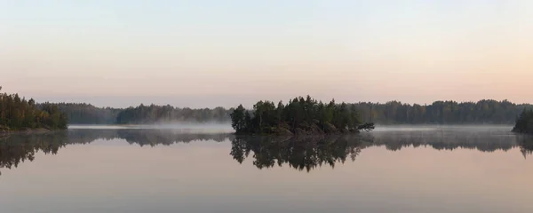 Озеро с туманом над водой — стоковое фото
