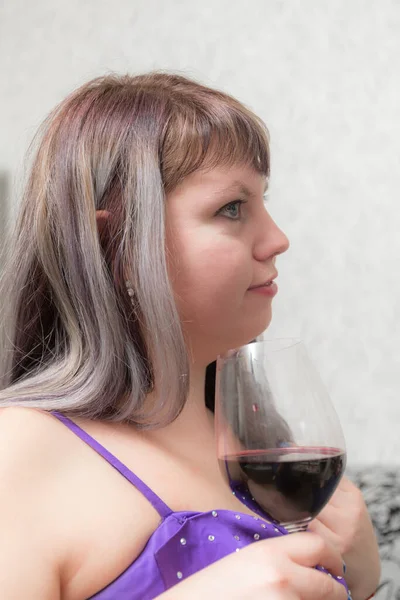 Flicka med ett glas rött vin — Stockfoto