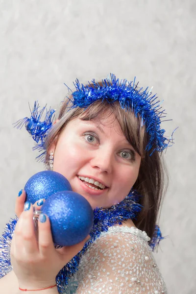 Ragazza con fili di lame e palle di Natale — Foto Stock