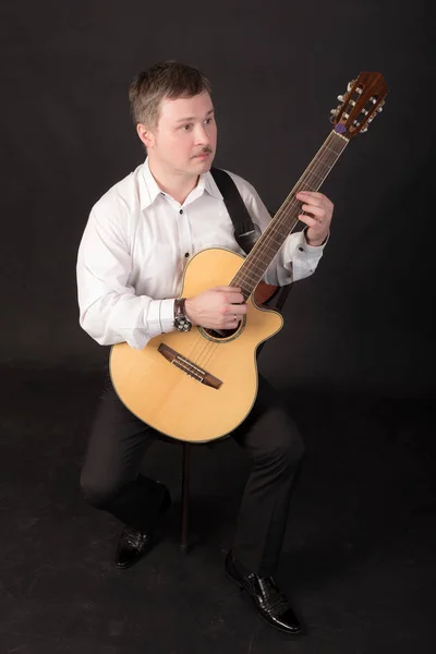 Porträt Eines Mannes Der Eine Gitarre Spielt — Stockfoto
