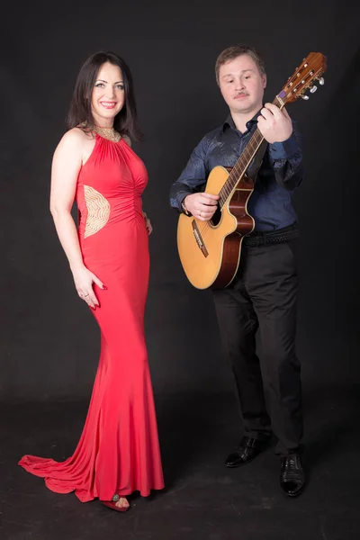 Retrato Una Mujer Con Vestido Rojo Guitarrista —  Fotos de Stock