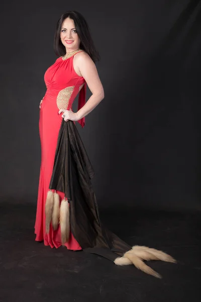 Женщина Красном Платье Черном Фоне — стоковое фото
