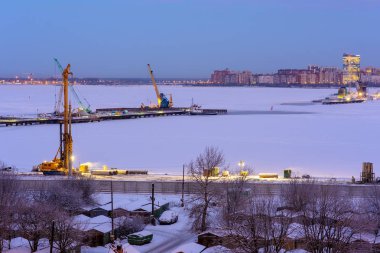 kış sabahı bir inşaat alanında, Sankt-Peterburg