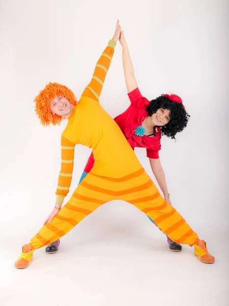 Studio Porträtt Ett Par Clown Kostymer Gör Yoga — Stockfoto