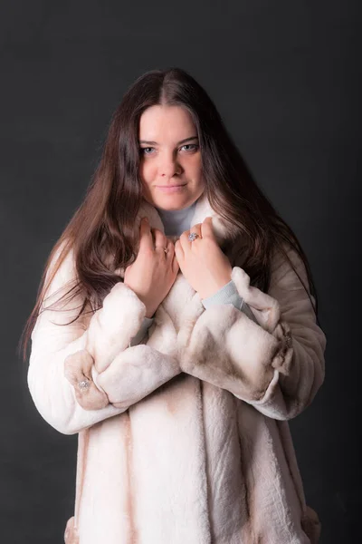 毛皮のコートに身を包んだ少女のポートレート — ストック写真