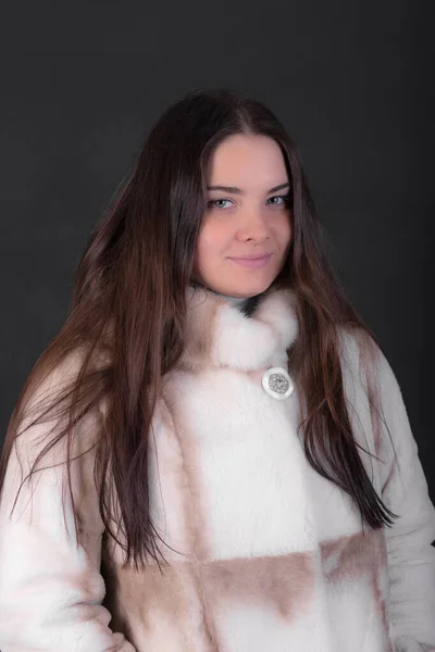 Portrait Studio Une Fille Manteau Fourrure — Photo