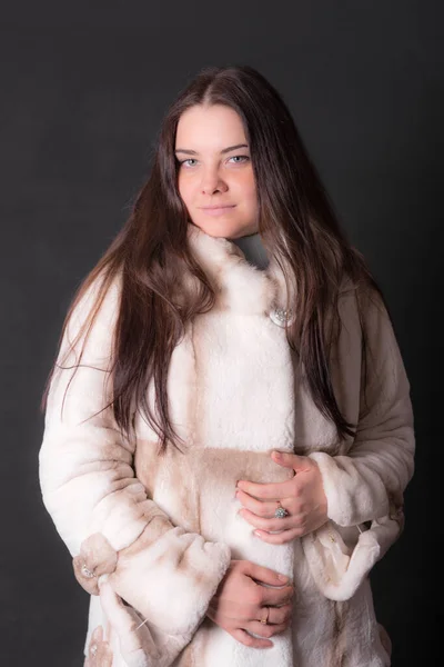 毛皮のコートに身を包んだ少女のポートレート — ストック写真