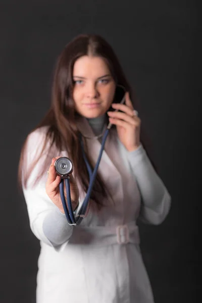 Retrato Estúdio Uma Menina Médica Com Estetoscópio Foco Instrumento — Fotografia de Stock