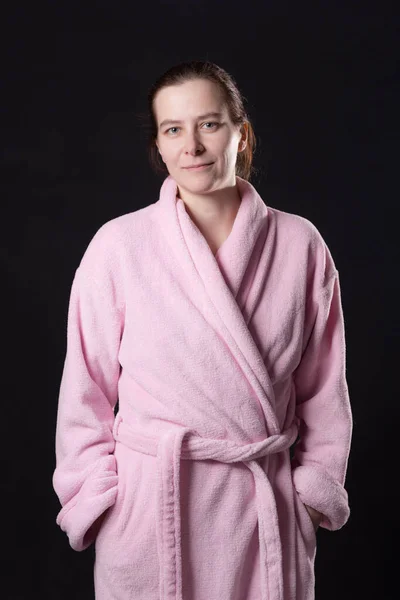 Retrato Estúdio Uma Mulher Roupão Banho Rosa — Fotografia de Stock