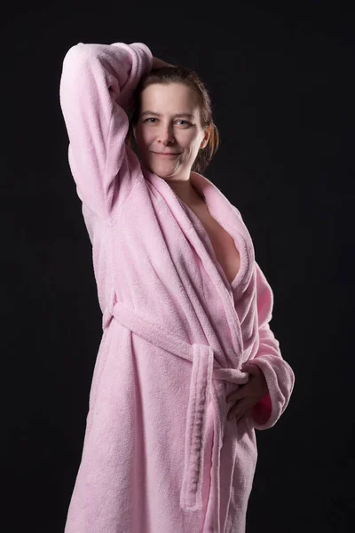 ピンクのバスローブを着た女性のスタジオポートレート — ストック写真