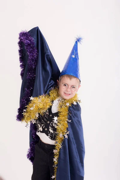 Студийный Портрет Мальчика Волшебной Одежде — стоковое фото