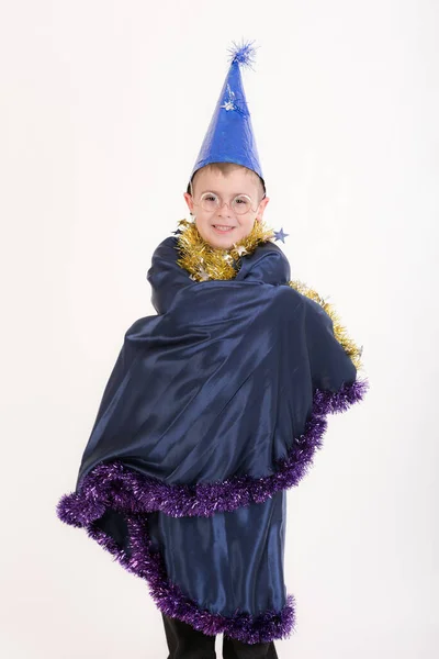 Büyücü Kıyafetleri Içindeki Bir Çocuğun Stüdyo Portresi — Stok fotoğraf