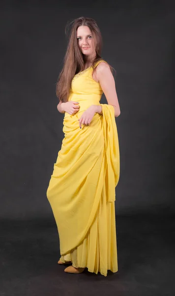 Retrato Estúdio Uma Menina Magro Vestido Amarelo — Fotografia de Stock