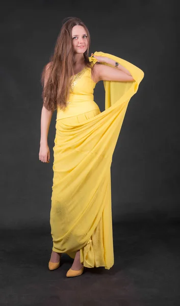 Retrato Estúdio Uma Menina Magro Vestido Amarelo — Fotografia de Stock