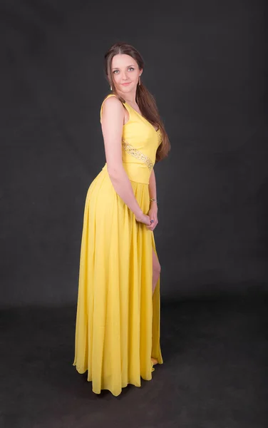 Sarı Elbiseli Zayıf Bir Kızın Stüdyo Portresi — Stok fotoğraf