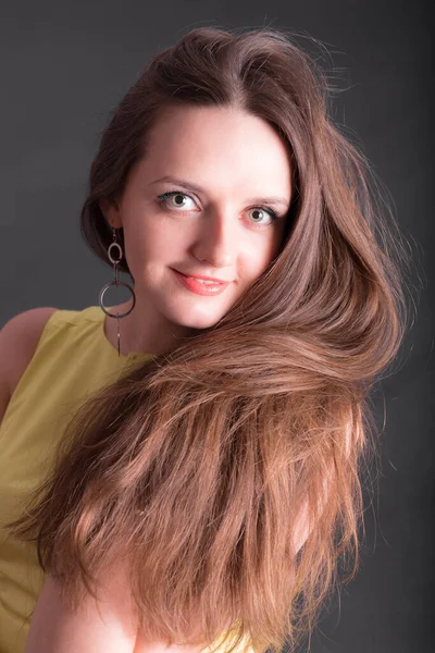 Retrato Estúdio Uma Menina Sorridente Vestido Amarelo — Fotografia de Stock