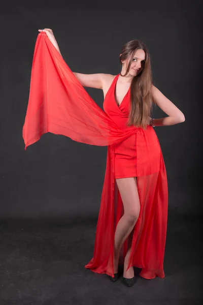 Retrato Estúdio Uma Menina Magro Vestido Vermelho — Fotografia de Stock