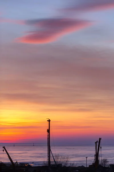 Яркий Закат Над Заливом Строительной Площадкой — стоковое фото
