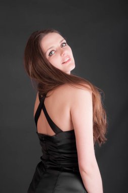 Siyah elbiseli, uzun saçlı kız.