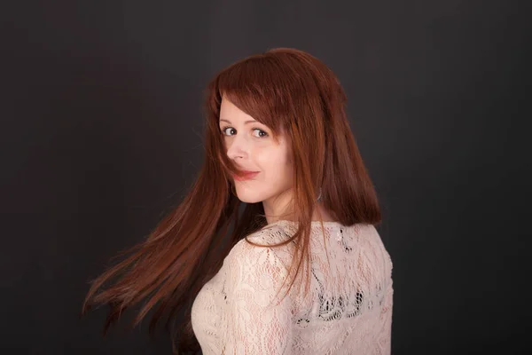 Retrato Estudio Una Chica Con Pelo Rojo —  Fotos de Stock