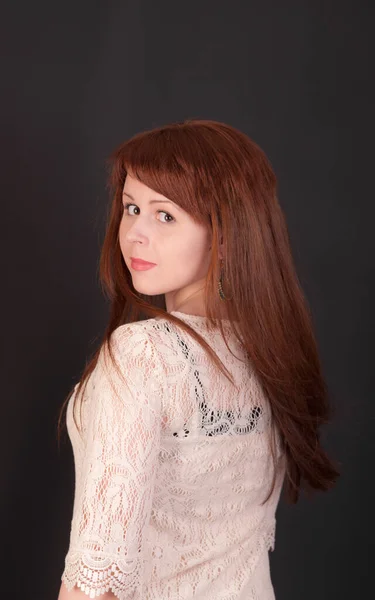 赤い髪の少女のスタジオポートレート — ストック写真