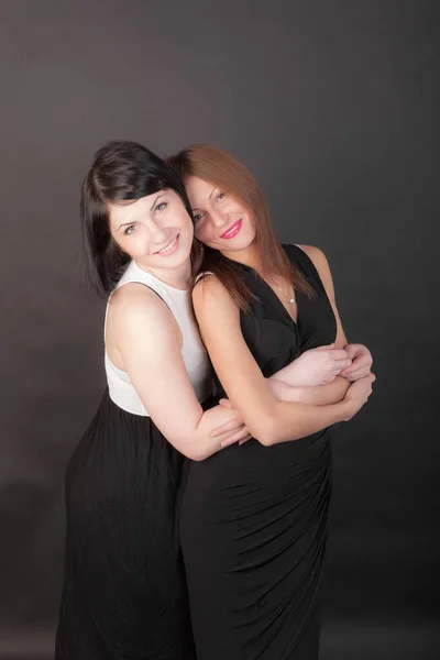 Portrait Studio Deux Copines Sur Fond Noir — Photo