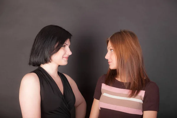 Studioporträt Zweier Freundinnen Auf Schwarzem Hintergrund — Stockfoto