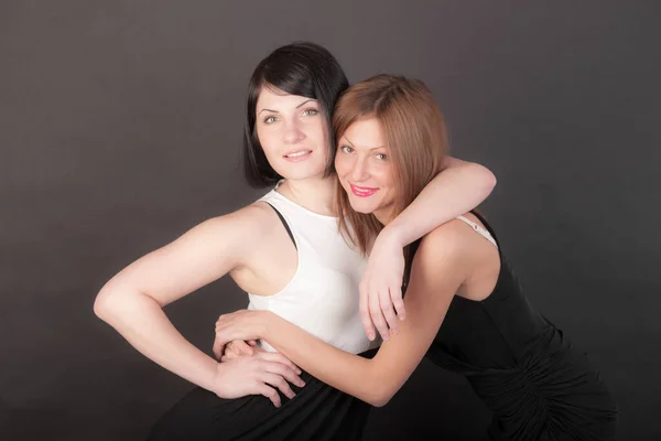 Portrait Studio Deux Filles Sur Fond Noir — Photo