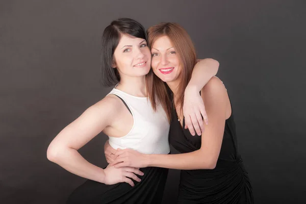 Studioporträt Zweier Mädchen Auf Schwarzem Hintergrund — Stockfoto