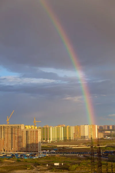 Paisagem Com Arco Íris Matutino Sobre Cidade — Fotografia de Stock