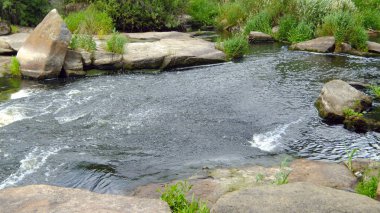 küçük, fırtınalı Nehri