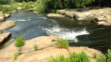 küçük, fırtınalı Nehri