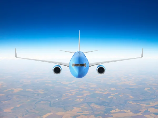 Avião de passageiros voando sobre a terra — Fotografia de Stock