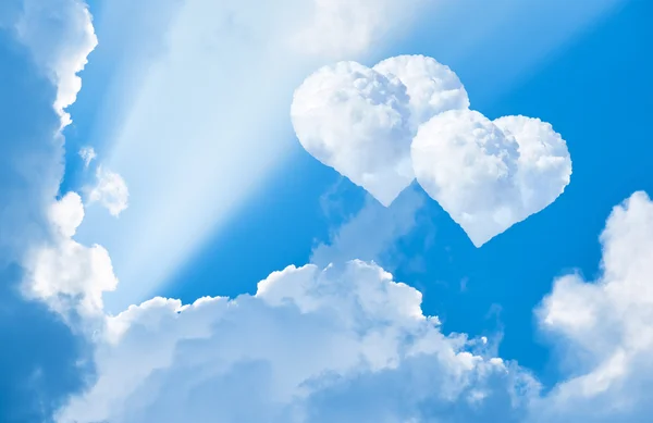 İki bulutlar gökyüzünde kalp şeklinde — Stok fotoğraf