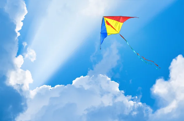 Drachen fliegen am Himmel zwischen den Wolken — Stockfoto