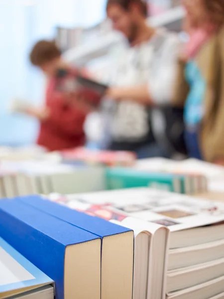 Boeken en mensen in de winkel — Stockfoto