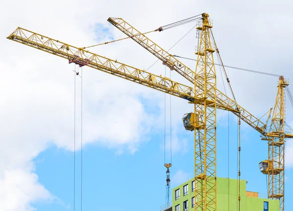 Guindastes de construção no fundo de nuvens — Fotografia de Stock