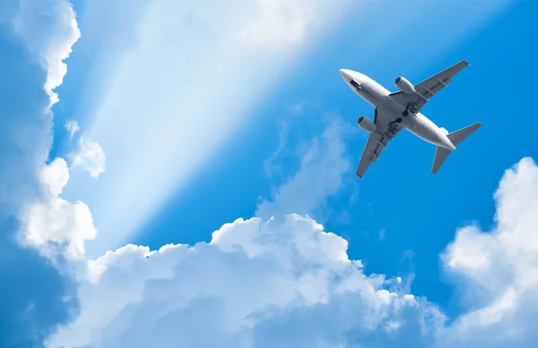 Uçak arasında güneş ışınları bulutlarda uçuyor — Stok fotoğraf